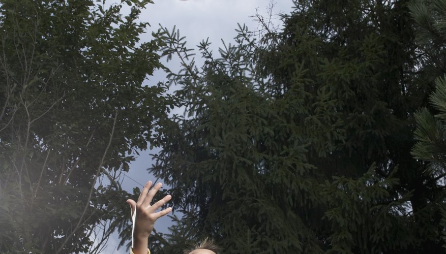 Niño jugando al fútbol.