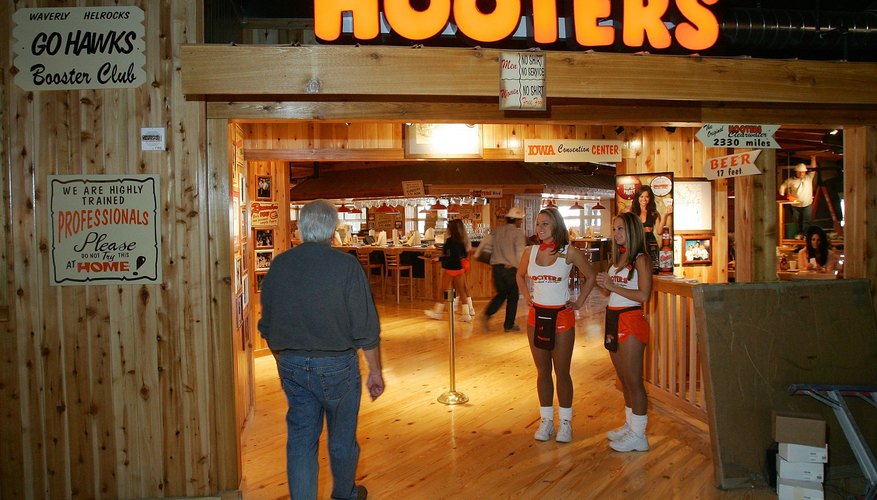 Las chicas Hooters son más que un atractivo visual, han ayudado a la empresa a crecer.