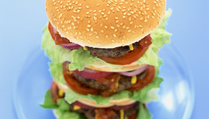 Hay muchas formas de variar la presentación de una sencilla hamburguesa.