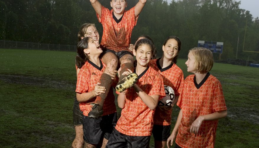 El fútbol juvenil es una manera de que los niños hagan amigos y se diviertan.