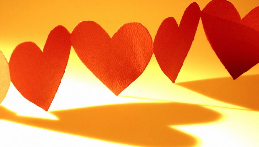 Crea tus propias tiras de corazones de papel.