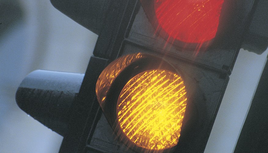 Puedes hacer el circuito de un semáforo con un temporizador 555 y un circuito integrado 4017.