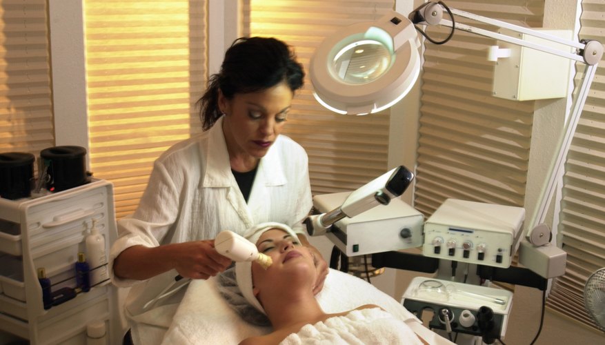 What kind of doctor removes a mole What kind of doctor removes a mole
