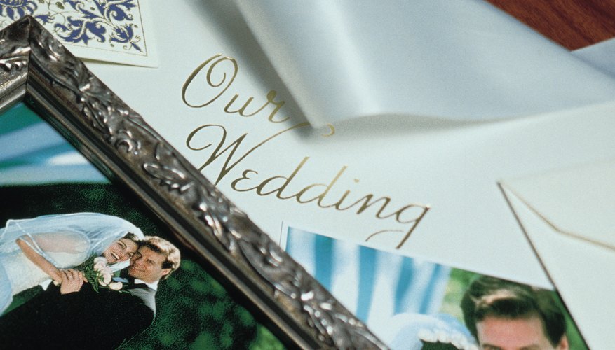 Los moños le pueden dar un toque especial a tus invitaciones de casamiento.