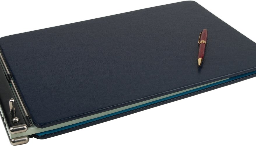 Llevar un libro de cuentas hará más fácil ver a dónde van los gastos incidentales.