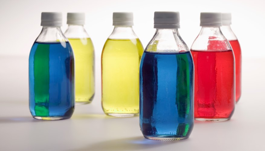 Una botella de plástico ordinaria puede transformarse en un florero decorativo.