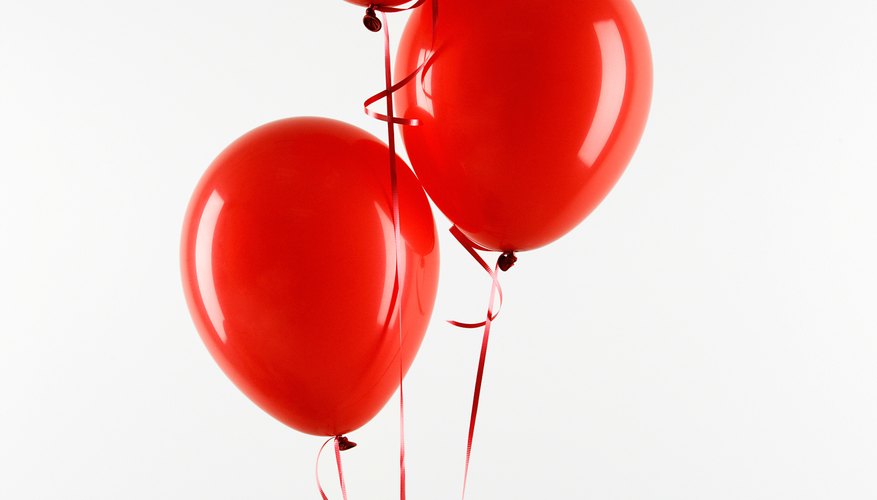 La serigrafía puede ayudarte a decorar globos monocromáticos.