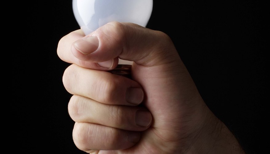 Cuando compres bombillas de luz, busca las que producen más luz con menos energía.