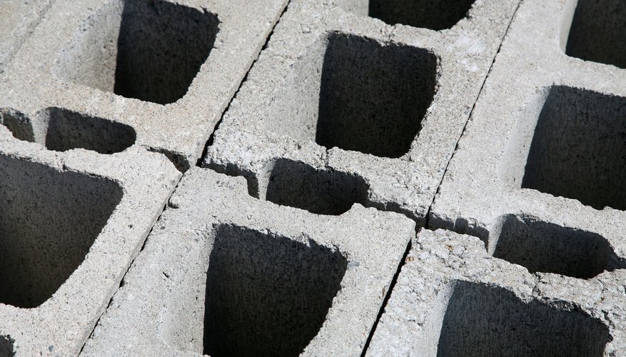 El bloque de hormigón es un producto de construcción popular moldeado en máquinas especiales.