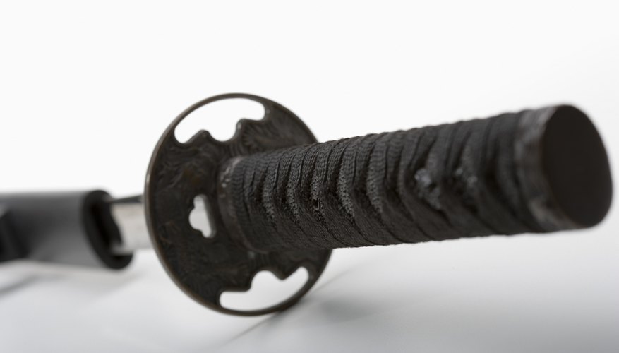 Pulir una katana requiere conocimiento.