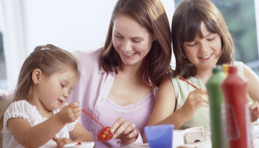Una mesa le da a tus niños mucho lugar para esparcir sus actividades de niño.