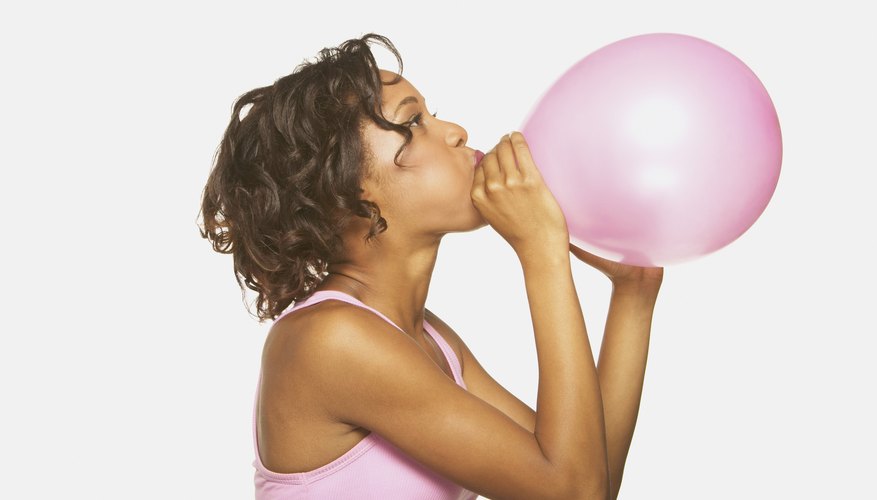 Una madre inflando un globo.