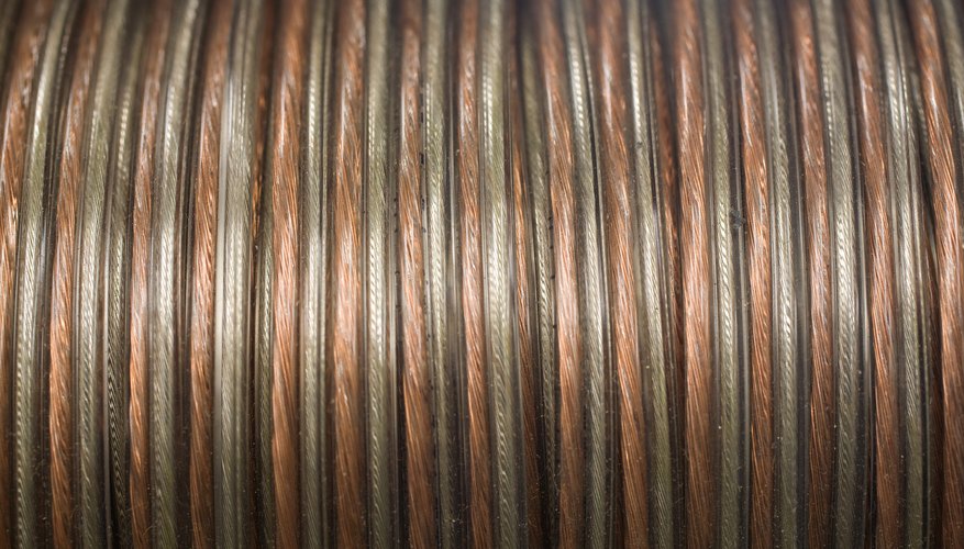 Un inductor consiste en una bobina de alambre envuelta alrededor de un cilindro.
