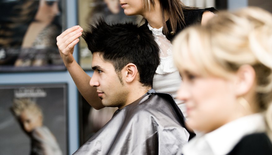 Los salones de belleza ofrecen promociones para atraer clientes.