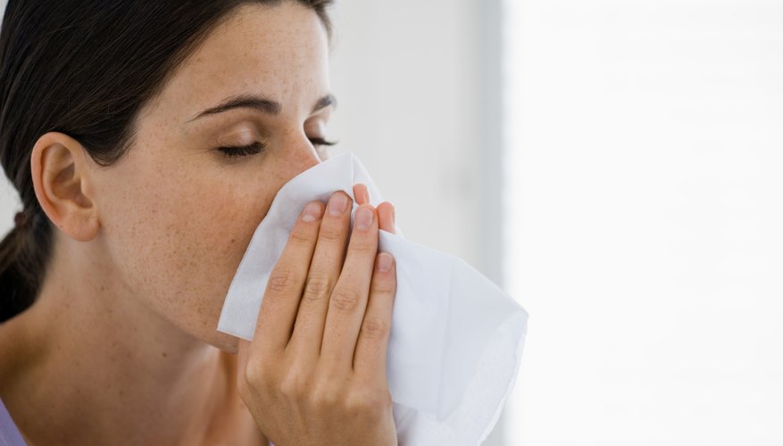 Minor symptoms of black mold include wheezing, headaches, coughing, red eyes, rashes and hives, asthma, lethargy, dizziness, lack of concentration and allergic reactions. Minor symptoms of black mold include wheezing, headaches, coughing, red eyes, rashes and hives, asthma, lethargy, dizziness, lack of concentration and allergic reactions.