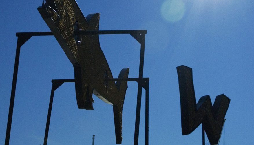 Un molinete o veleta animada es un ornamento de jardín.