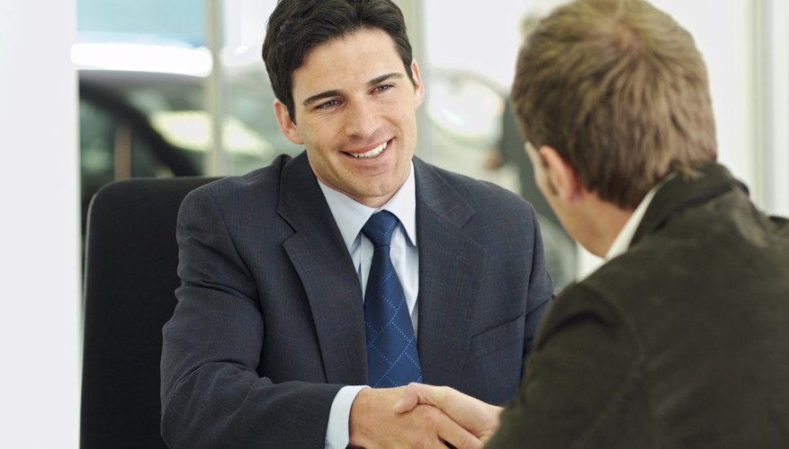 Los argumentos de ventas convencen al cliente a que compre.