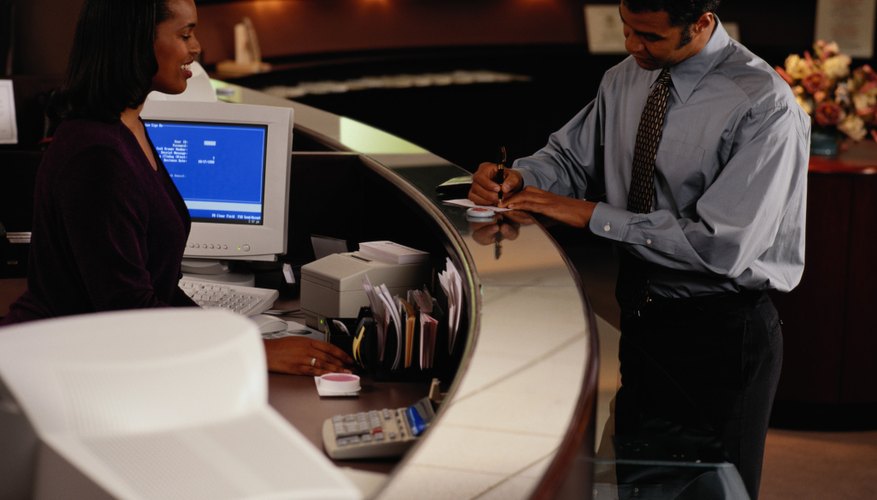 Los cajeros bancarios pueden asistirte en el envío de transferencias internacionales.