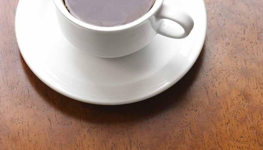 El café fuerte y fresco es otro tinte para madera apropiado.