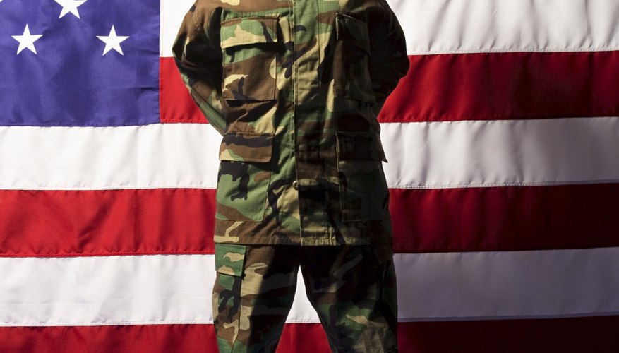Preparar reclutas para el servicio es la principal tarea de un sargento de servicios.