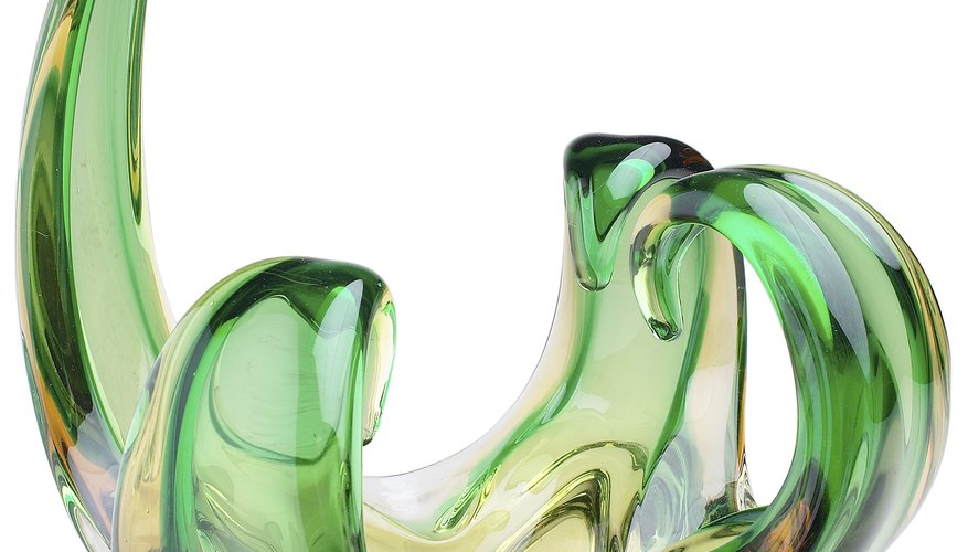 Una pieza de arte abstracto tridimensional te hace reflexionar sobre su significado y valor, ya que no es una descripción clara de la realidad.
