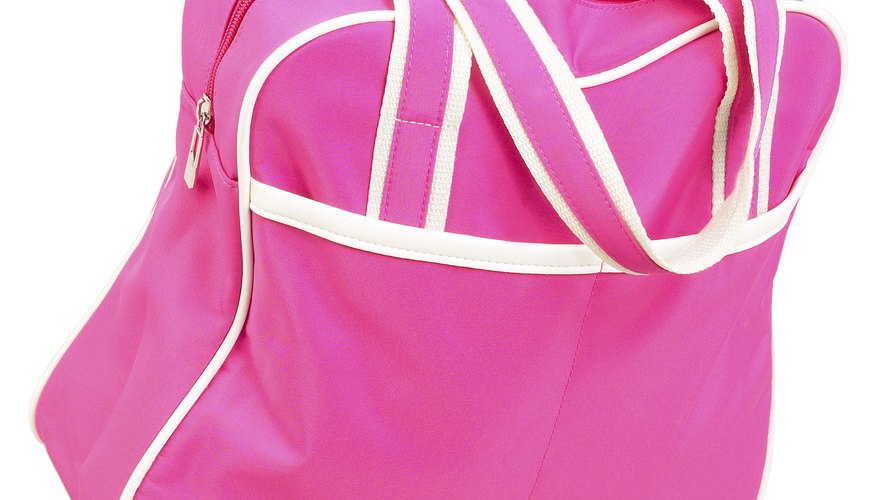Limpia tu cartera con un trapo blanco para prevenir manchas adicionales en la cartera.