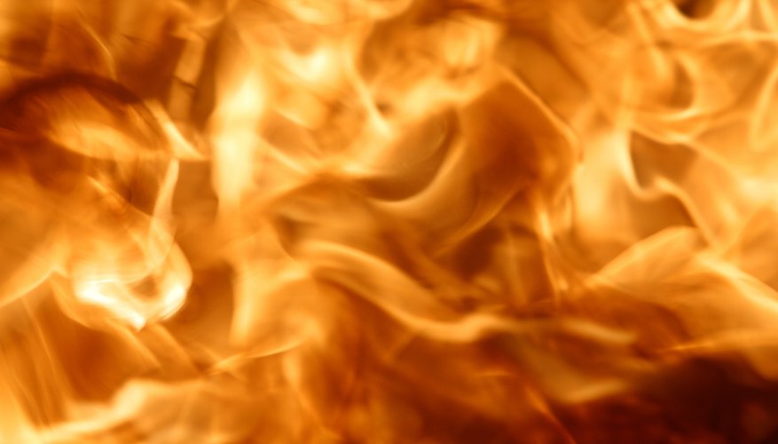 Es un componente común de la pirotecnia, equipos para incendios, bulbos de cámaras y luces de bengala.