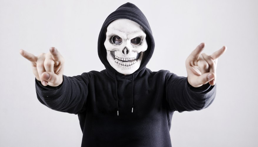 Mueve la mandíbula en la calavera para decir