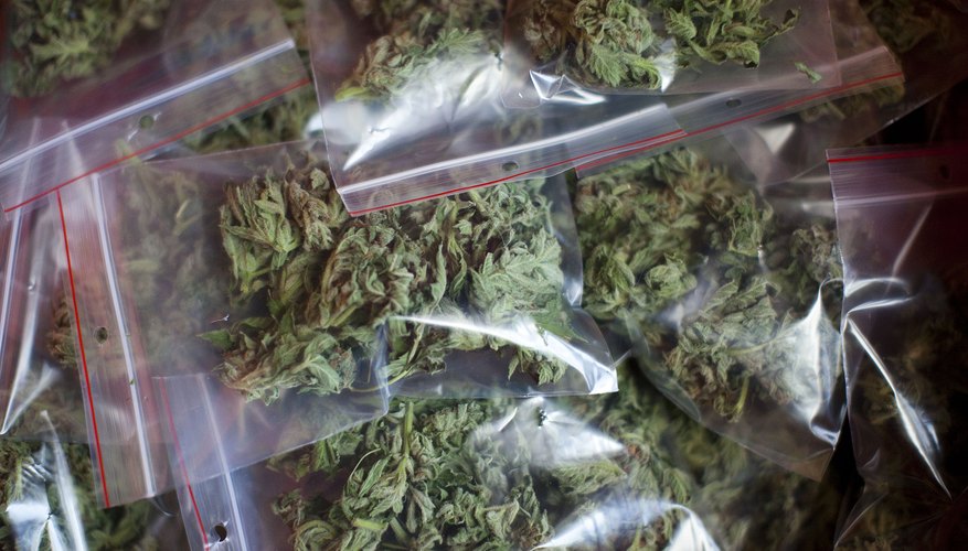 Los dispensarios de marihuana medicinal legal son una industria creciente en algunos estados.