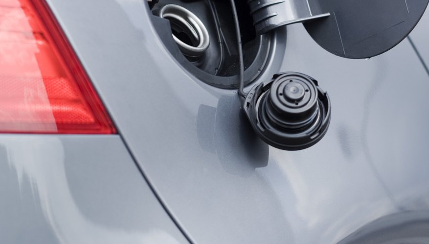 Es sencillo limpiar un tanque plástico de gasolina.