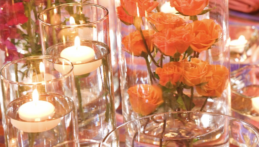 Si estás bajo un presupuesto para la celebración, hacer tus propias decoraciones de mesa es simple y se pueden hacer con una variedad de materiales.