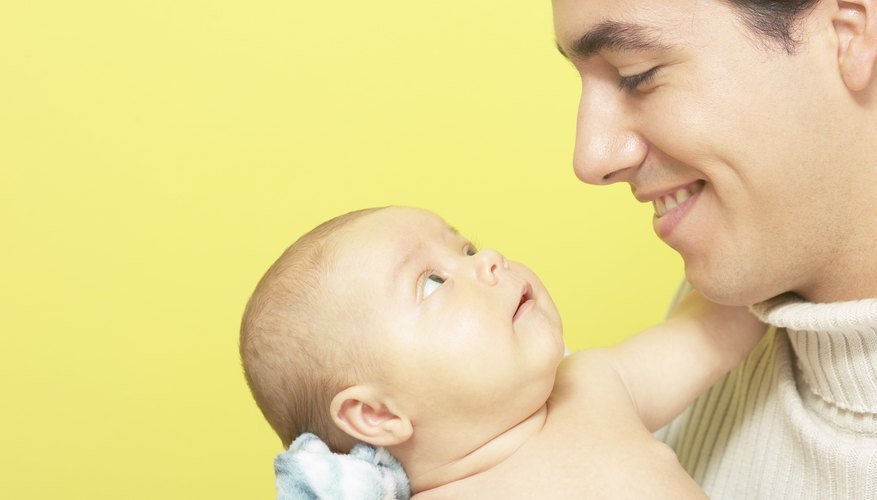 Un bebé se beneficiará de pasar tiempo con ambos padres.