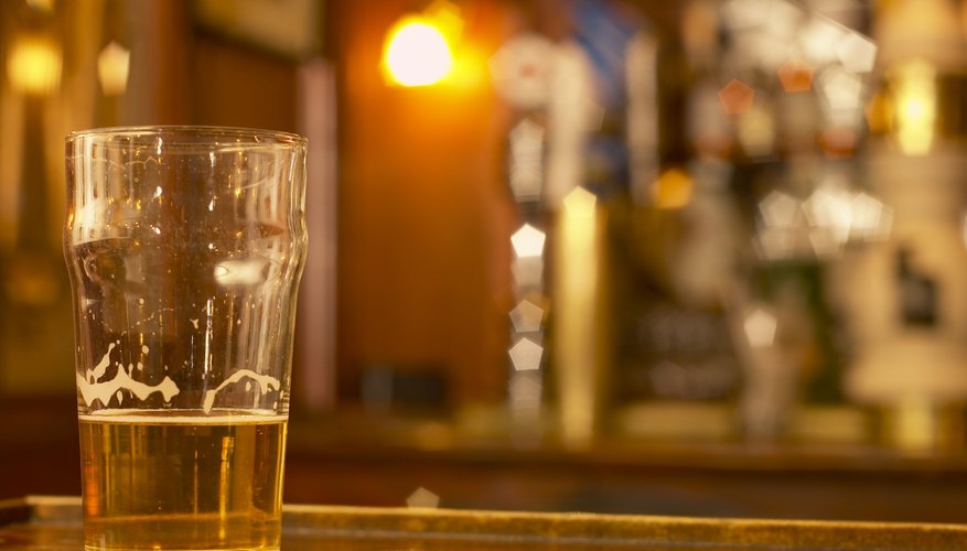 Debes contar con una de las dos licencias principales ara poder vender bebidas alcohólicas en Florida.