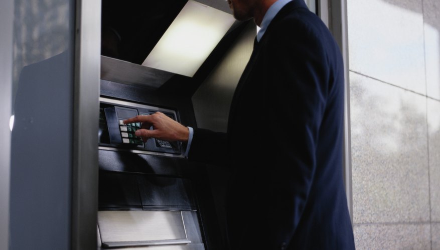 Cuando recibas una nueva tarjeta de cajero automático o ATM, si abres una nueva cuenta de banco o tu tarjeta expira, debes activar la tarjeta antes de usarla por seguridad.