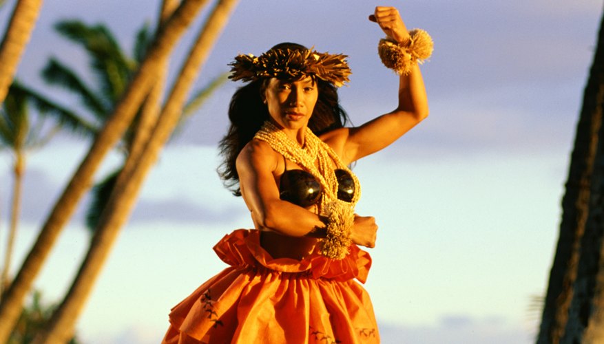 El baile hawaiano se suele acompañar con flores alrededor del cuello.