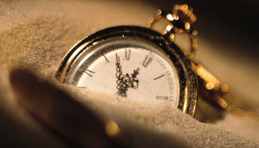 Si tu reloj desarrolla humedad debajo de la luneta de cristal, llévalo a un joyero para una consulta.
