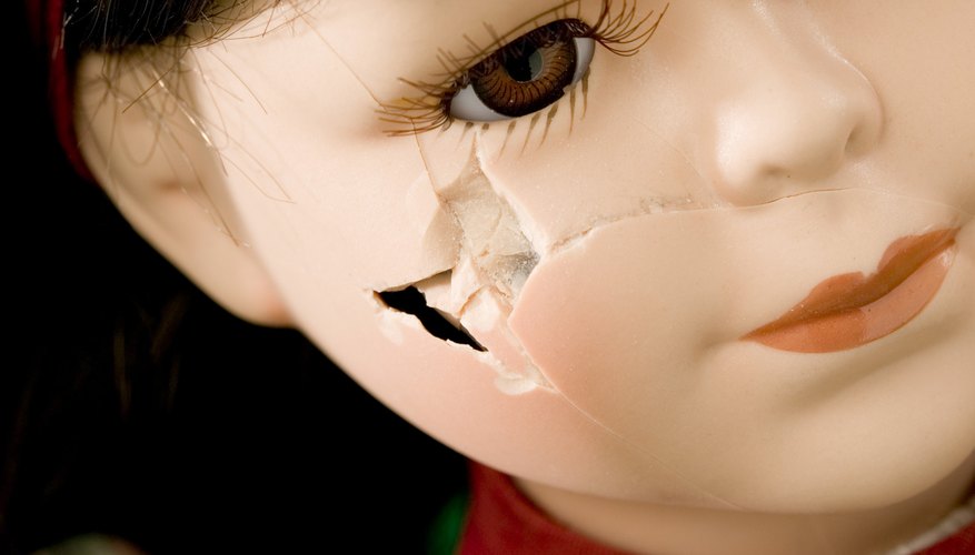 Repara una muñeca de plástico duro para que vuelva a tener su belleza original.