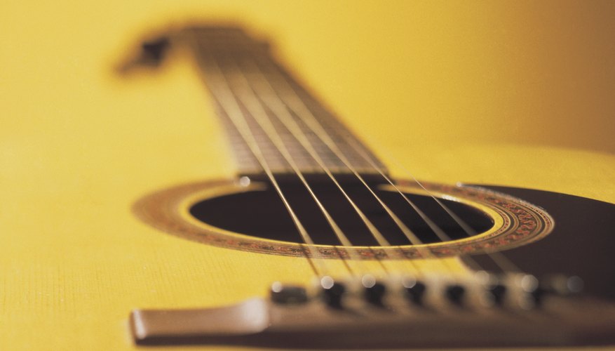Los puentes de la guitarra acústica producen la entonación.