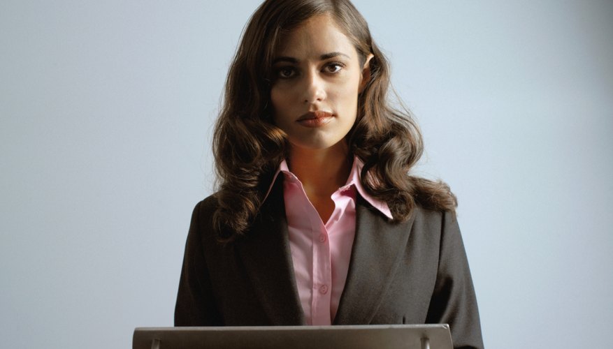 Una mujer de negocios de pie en el podio