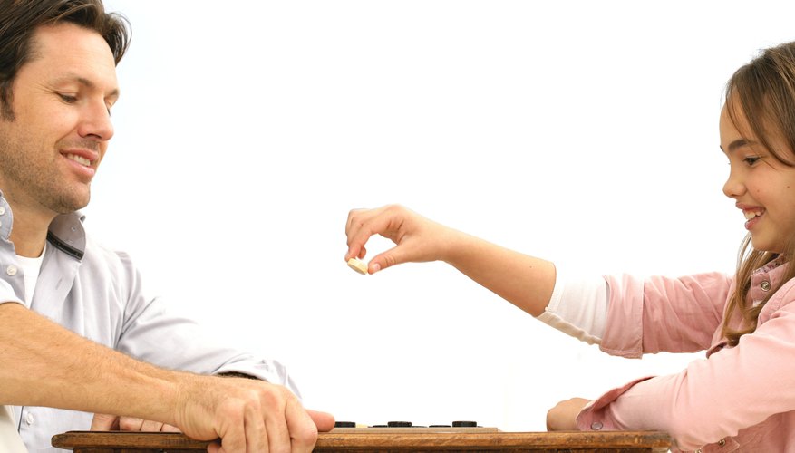 Los juegos de mesa son una gran manera para que los padres se involucren en la enseñanza de matemáticas de sus hijos.