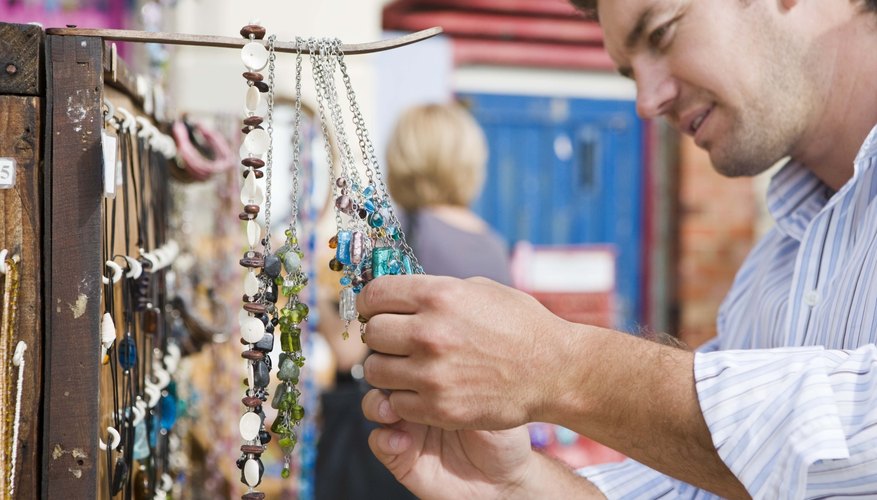 Cuando se dirige un negocio de joyería casero, es importante hacer un seguimiento eficaz de tu inventario.