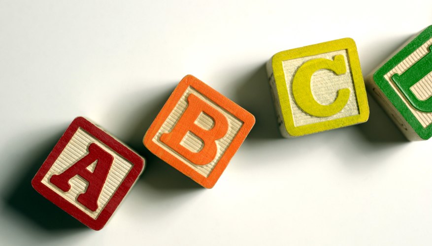 Pega letras de madera en la pared como parte de la decoración.