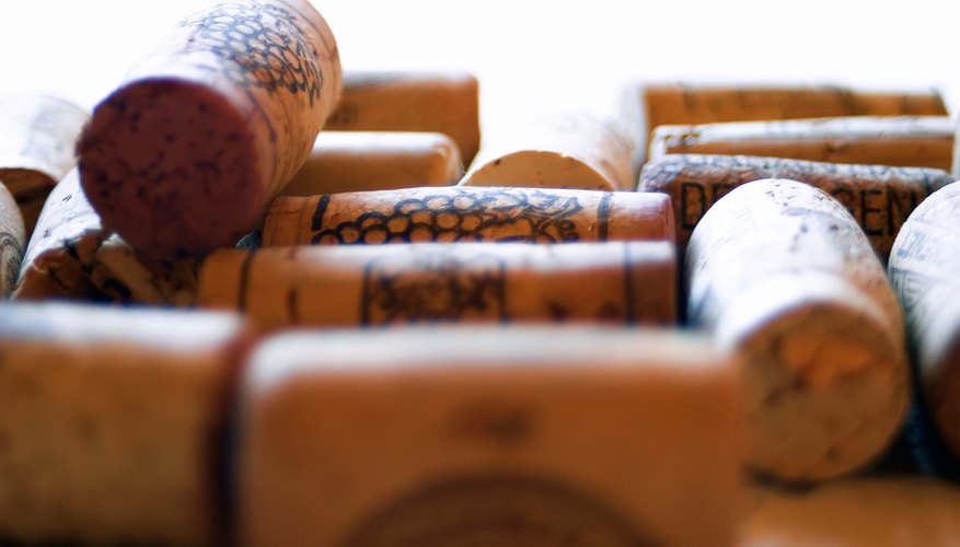 Pega corchos de vino para un proyecto de artesanías.