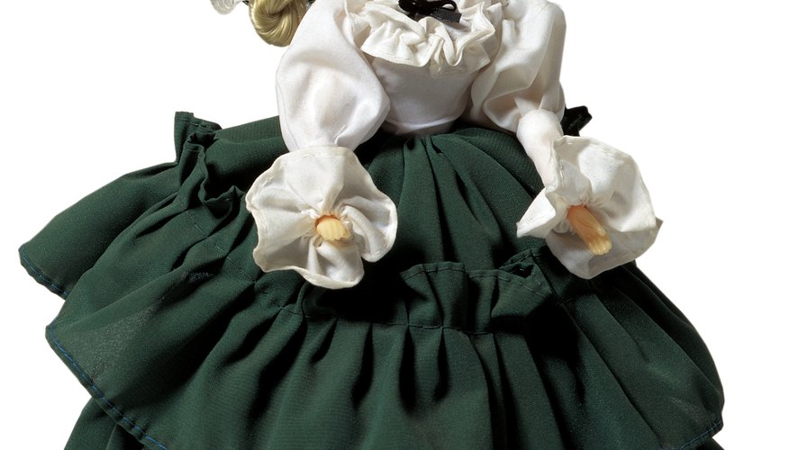 Las muñecas de porcelana solían ser vestidas según la moda de la época.