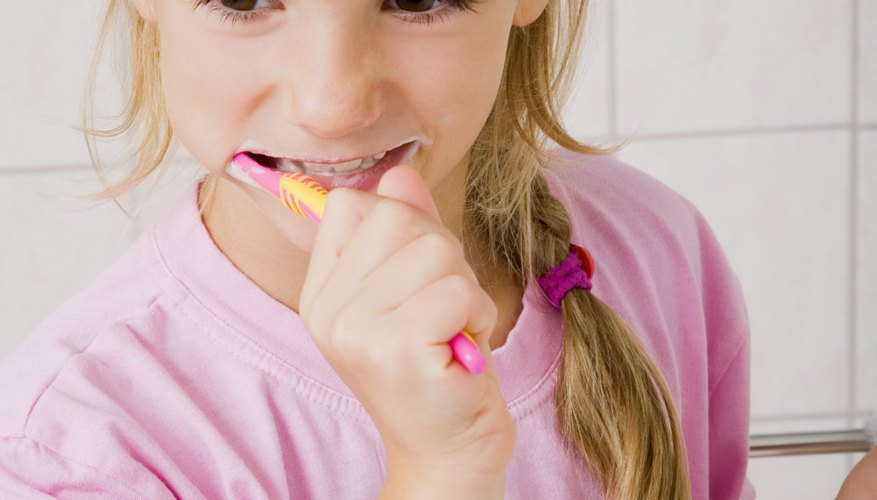 La Clínica Mayo advierte que el uso excesivo de pasta dental blanqueadora puede dañar el esmalte dental.