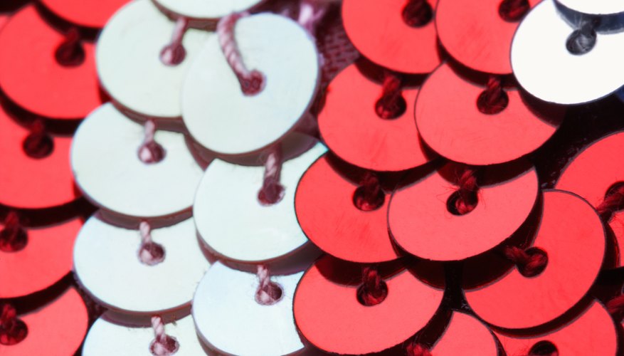 Las lentejuelas se pueden comprar hiladas o sueltas en una bolsa.