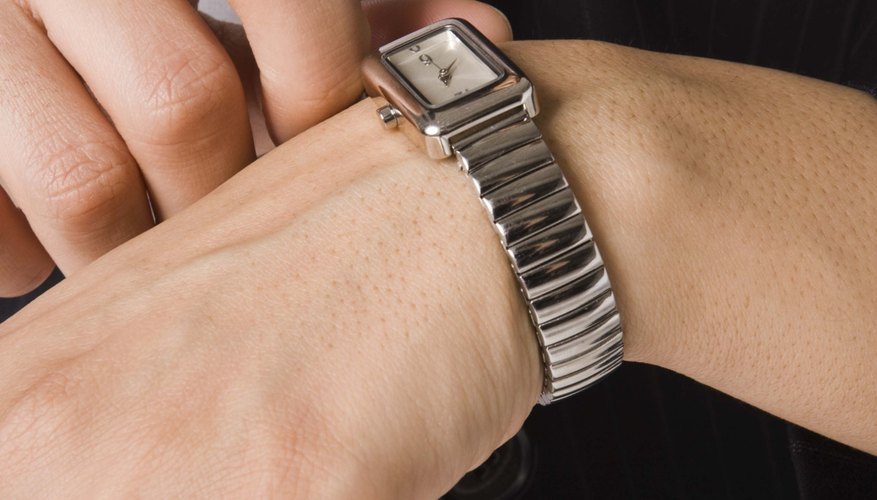 Los relojes suizos, como cualquier reloj analógico, tienen una corona. Este es el pequeño botón que ajusta la fecha y la hora.