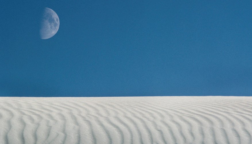 La luna es más visible en los días con un cielo claro y sin nubes.