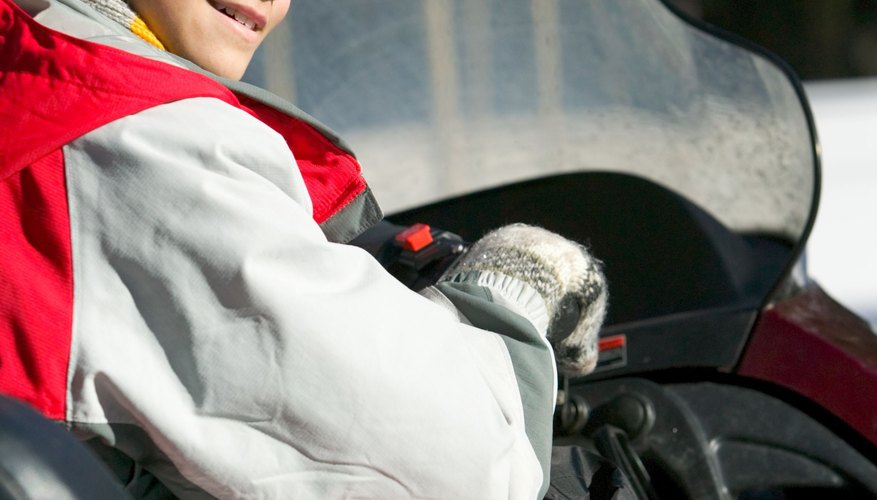 Los niños deben conducir motos de nieve de un tamaño adecuado a la fuerza de su cuerpo.