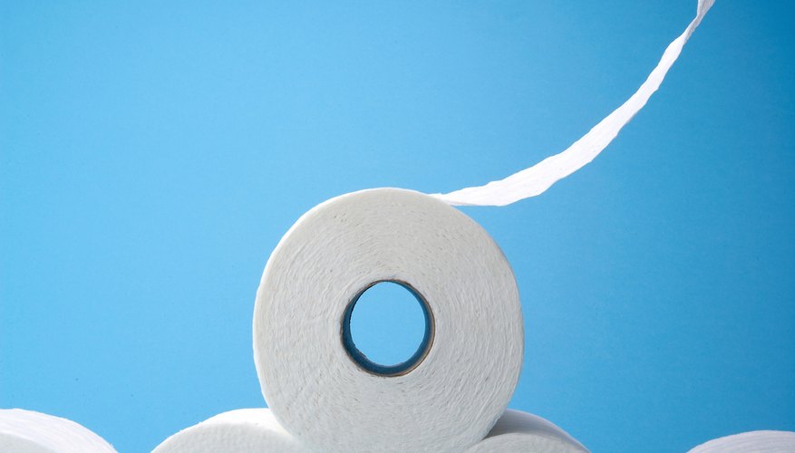 Convierte los rollos de papel higiénico vacíos en adornos decorativos.